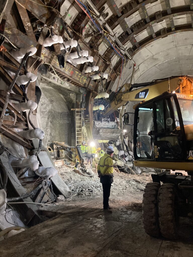 Realizacja prac geotechnicznych w ramach prac tunelowych - budowy tunelu pod Świną. Etap - drążenia  w gruncie.